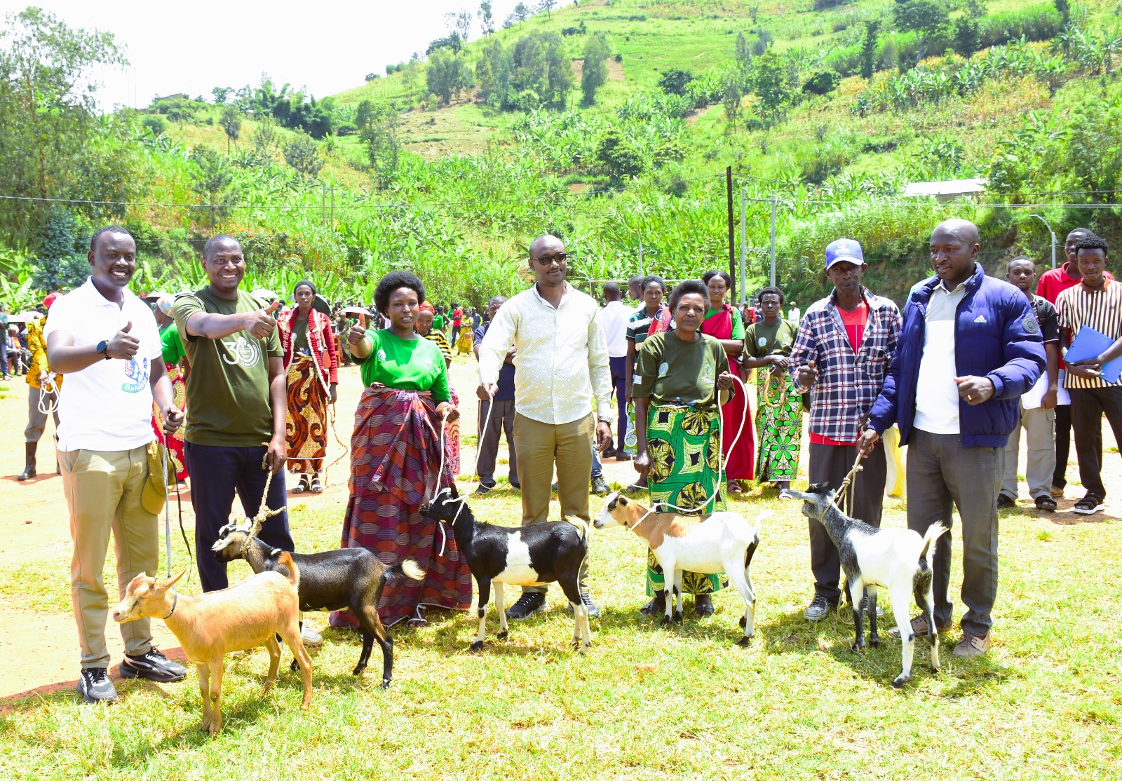 Karongi: ARCOS yahaye abaturage ihene 500 mu kubashimira uko babungabunga ibidukikije